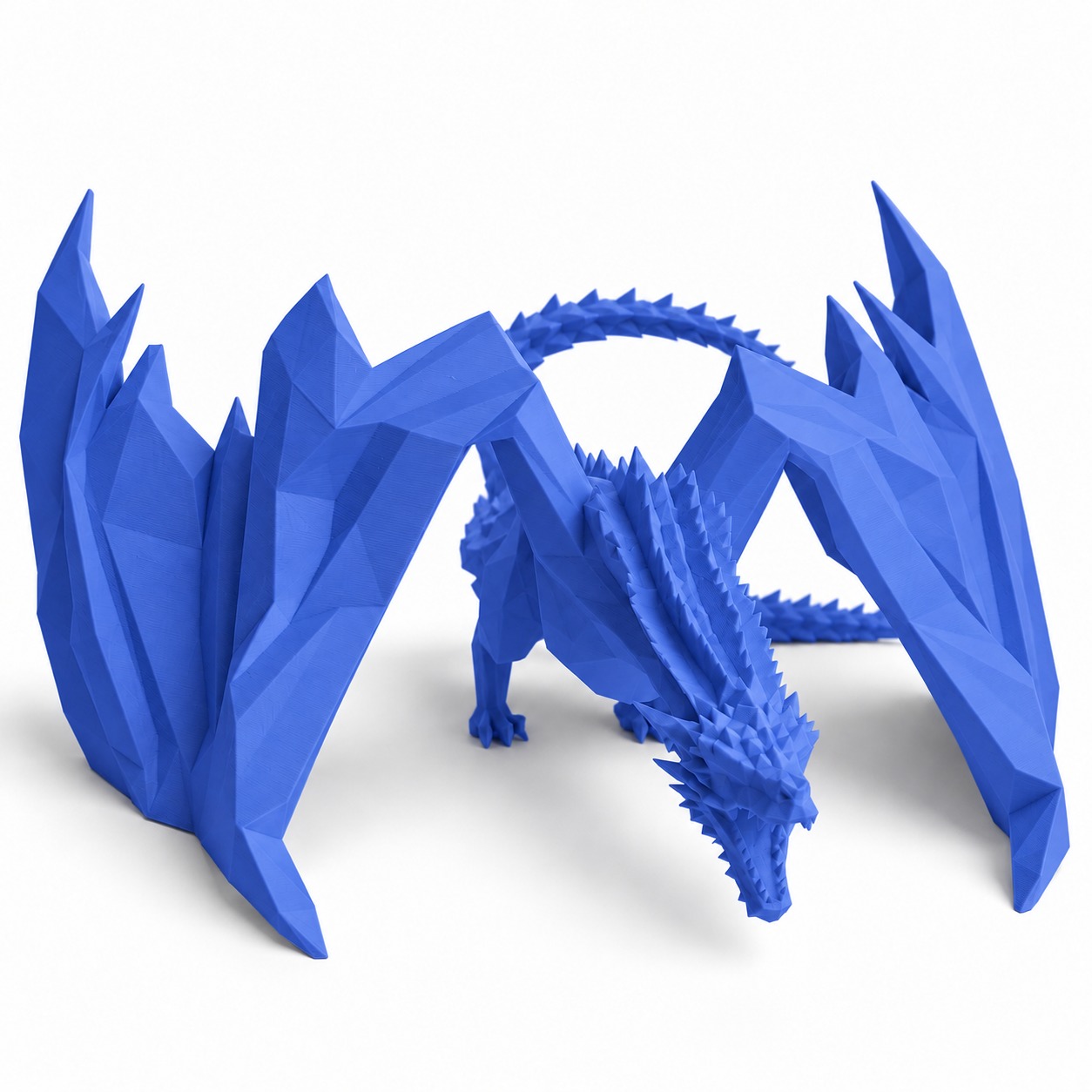 Dragão low poly decorativo impresso em 3D na cor Cobalto, foto principal (foto ilustrativa criada com IA)