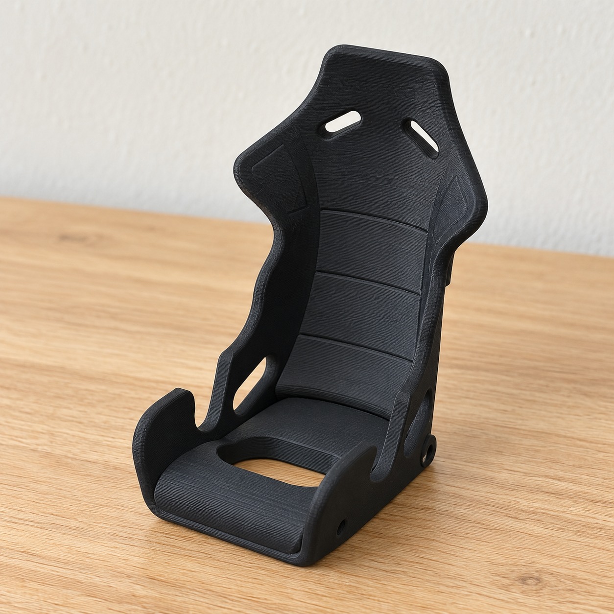 Suporte de celular para simulador de corrida em formato de banco na cor Preto, foto principal (foto ilustrativa criada com IA)