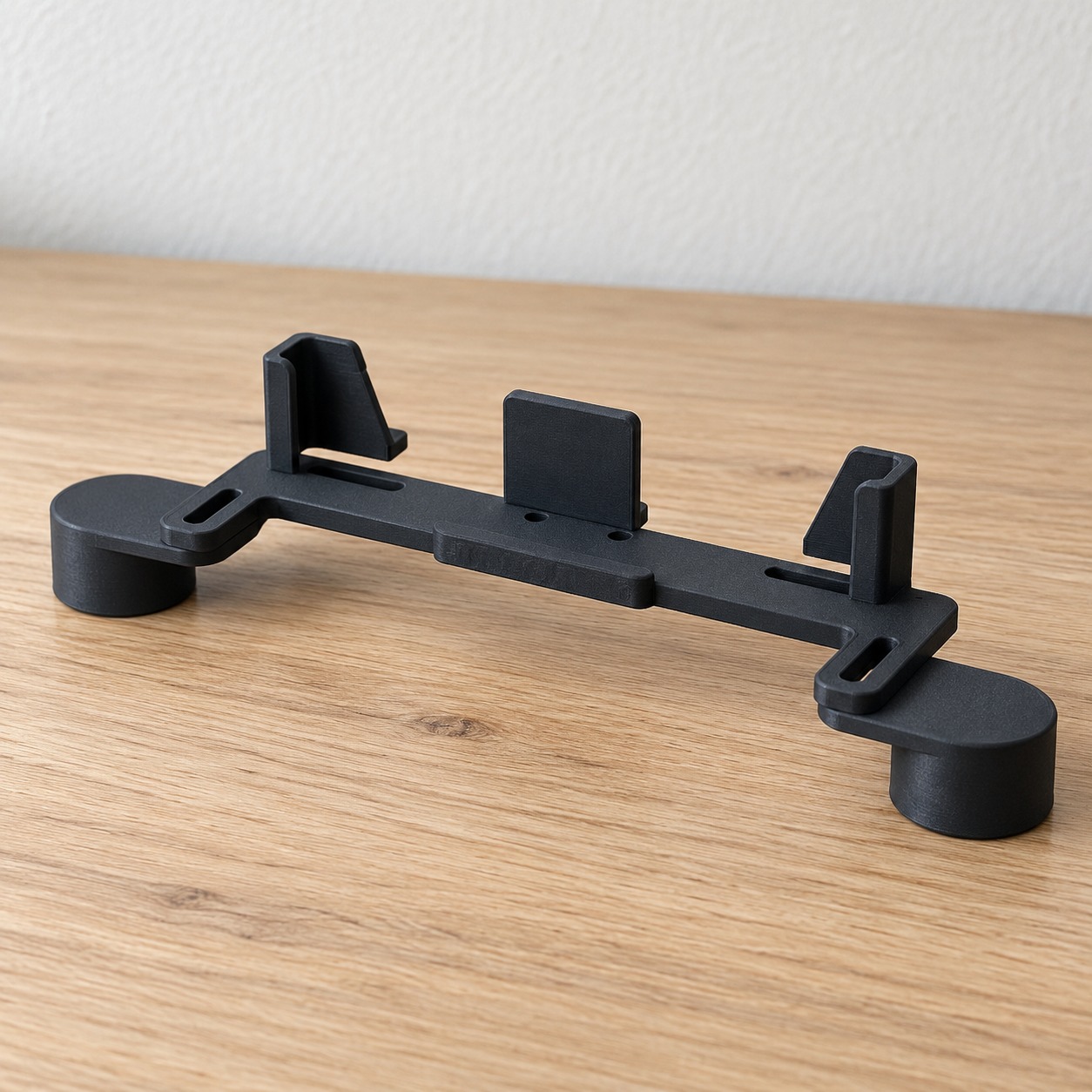Suporte de celular modular compatível com volante Logitech G29, G27 e G25 na cor Preto, foto principal (foto ilustrativa criada com IA)