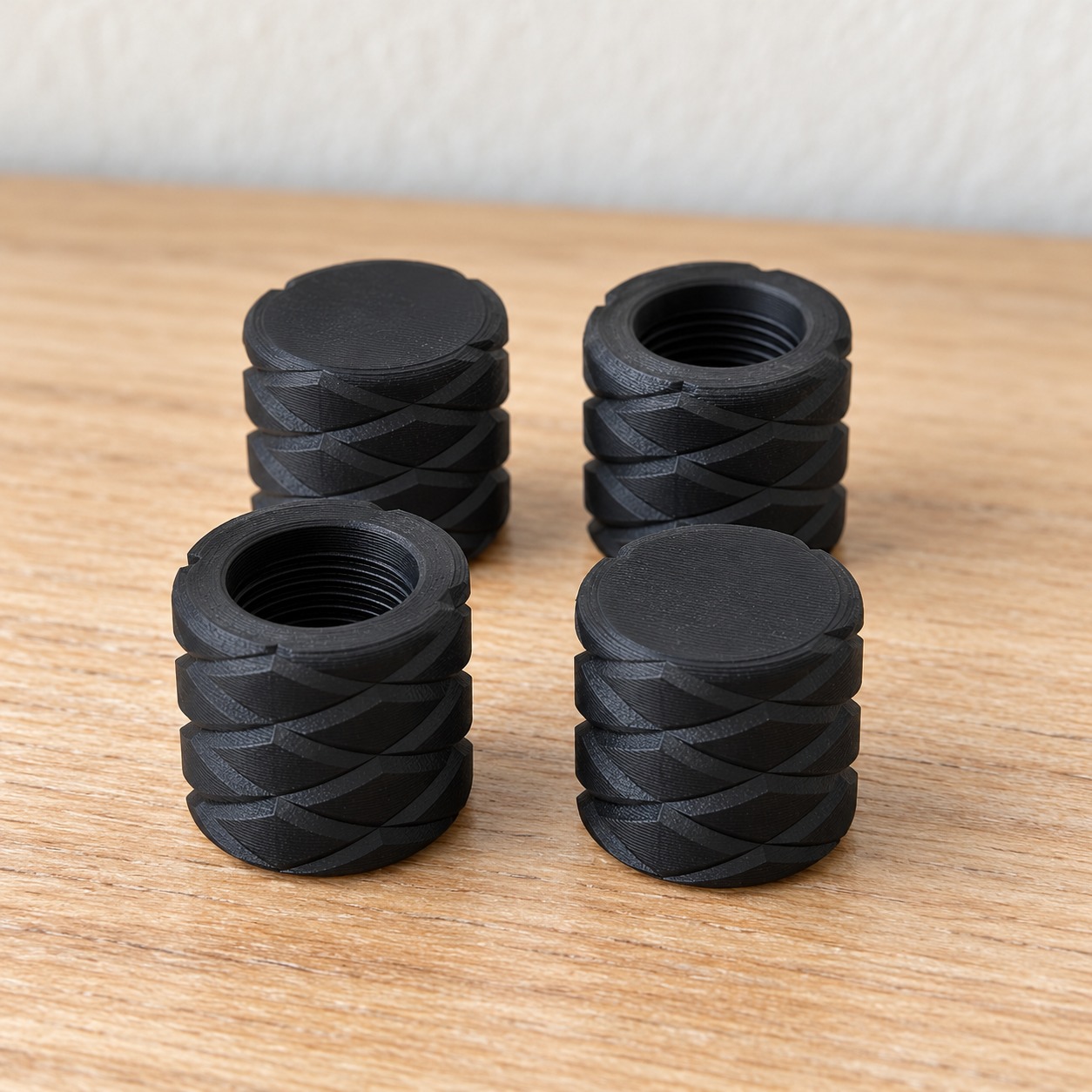 Kit com 4 tampas de válvula de pneu rosqueadas na cor Preto, foto principal (foto ilustrativa criada com IA)